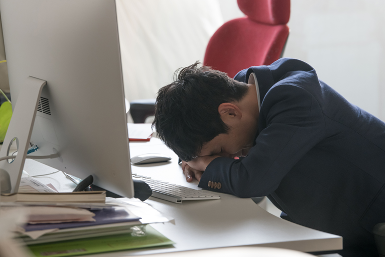 昼間の眠気に耐えられない・眠気がひどい・仕事中に意識が飛ぶ